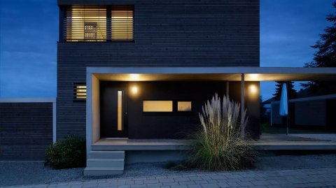 Oprawa elewacyjna z czujnikiem ruchu i zmierzchu Steinel L 240 S PIR 9,3W LED 946lm 3000K IP44 IK07 230V antracyt / stal nierdze
