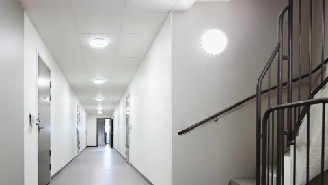 Oprawa z czujnikiem ruchu i zmierzchu RS PRO S10 SC 9,1W LED HF 4000K 1044lm IP20 IK07 230V światło bazowe/ biała / aluminium /