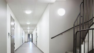 Oprawa z czujnikiem ruchu i zmierzchu RS PRO S20 SC IP65 15,7W LED HF Bluetooth Mesh 1209lm 3000K IP65 IK10 230V światło bazowe/