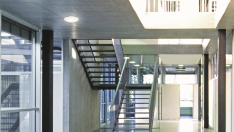 Oprawa z modułem awaryjnym i z czujnikiem ruchu RS PRO P2 S HF 15,1W LED 1674lm 3000K IP54 IK03 230V biała/ tworzywo sztuczne /