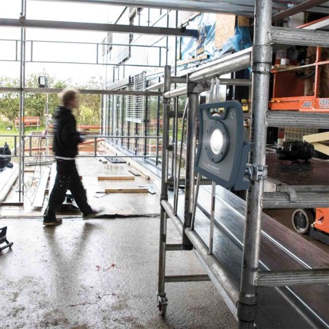 Wytrzymała akumulatorowo - sieciowa lampa robocza LED 4000 lm 25 W Scangrip NOVA 4 C R forLIFE 03.6204