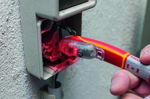 Zestaw 2 szczypiec VDE: kombinerki 180mm, obcinaczki boczne 160mm oraz nożyk do zdejmowania izolacji.

Detektor napięcia oraz sm