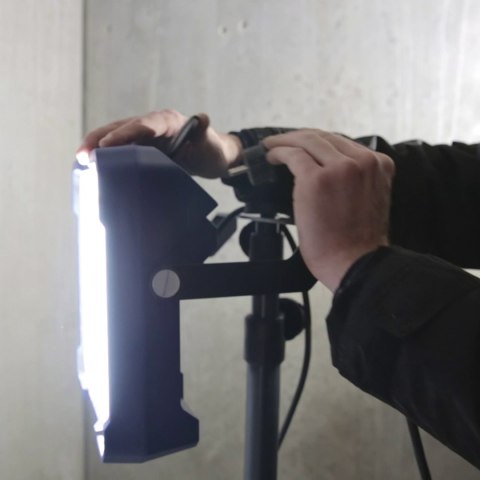 Zestaw Scangrip 49.0440: nieoślepiająca lampa LED Vega Lite Compact 4000 lm 03.5673
 Statyw 2 m 03.5685