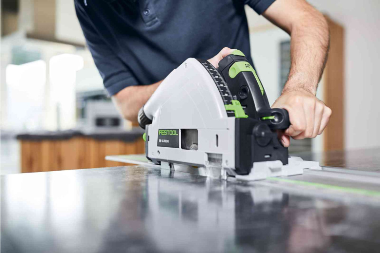 Zagłębiarka Festool TS 55 FEBQ podczas precyzyjnego cięcia
