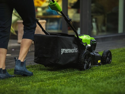 Greenworks 40V Kosiarka akumulatorowa z napędem 46cm GD40LM46SPK4 zestaw ładowarka aku 4Ah