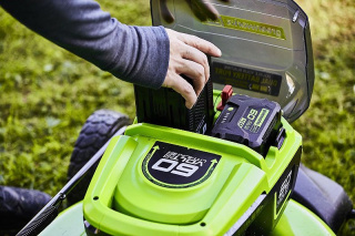 Greenworks 60V Kosiarka 51 cm z napędem, zestaw z ładowarką i akumulatorem 4 Ah