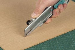 Profesjonalny nóż Wolfcraft z odłamywanym ostrzem 25mm, uchwyt 2-komponentowy, 3 ostrza w magazynku