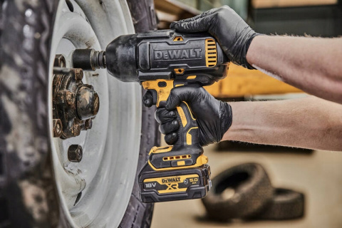 Klucz udarowy DeWalt 18V XR 1/2 1355Nm 2X 5Ah ładowarka walizka