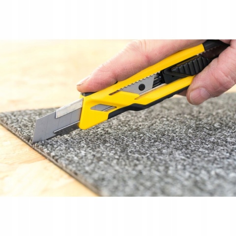 Nóż plastikowy Stanley z 3 ostrzami TPR 18mm