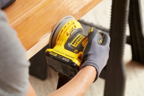 Szlifierka oscylacyjna akumulatorowa STANLEY V20 125mm rzep worek