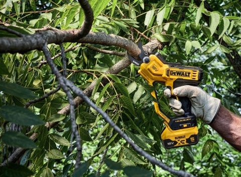 Akumulatorowy sekator DeWALT 18V XR do gałęzi 38mm 1 x aku 5Ah ładowarka