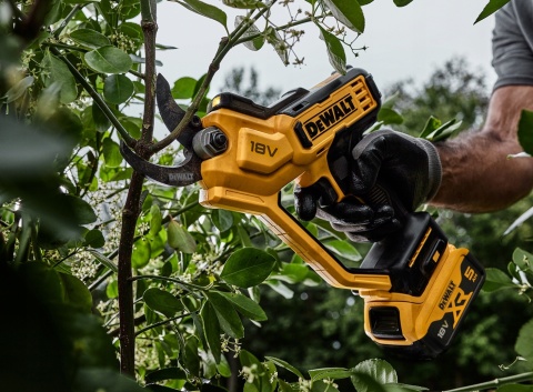 Akumulatorowy sekator DeWALT 18V XR do gałęzi 38mm 1 x aku 5Ah ładowarka