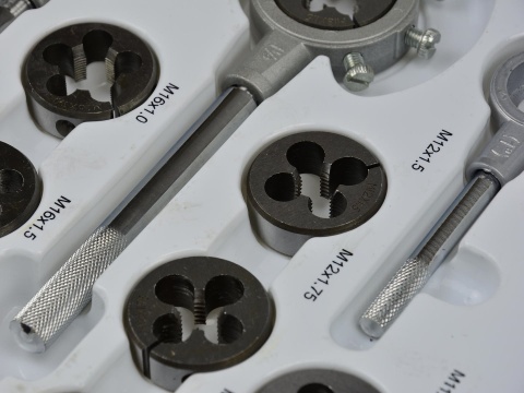 Komplet narzynek i gwintowników GEKO 110el.