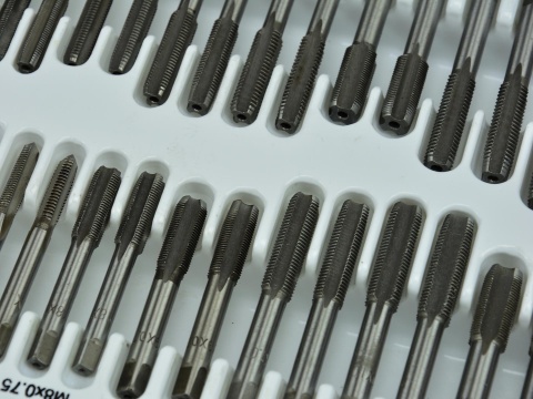 Komplet narzynek i gwintowników GEKO 110el.