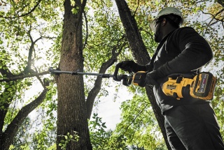 PRZYSTAWKA PIŁA NA WYSIĘGNIKU 20CM 2,7M DO CIĘCIA GAŁĘZI DEWALT DCMASPS5N