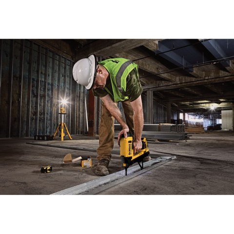 18V XR C6 TRAK-IT GWOŹDZIAR. GAZ. 1X2AH DEWALT DGN845D1-QW