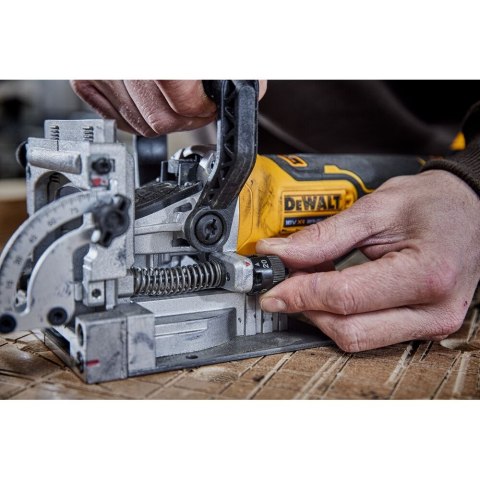 18V XR FREZARKA DO WPUSTÓW LAMELLO 2 X 5AH DEWALT DCW682P2-QW