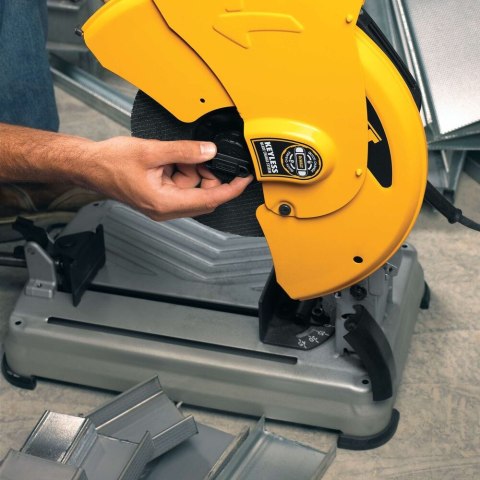PRZECINARKA TARCZOWA DO METALU 355 MM, 2200 W Z ŁAGODNYM ROZRUCHEM DEWALT D28715-QS