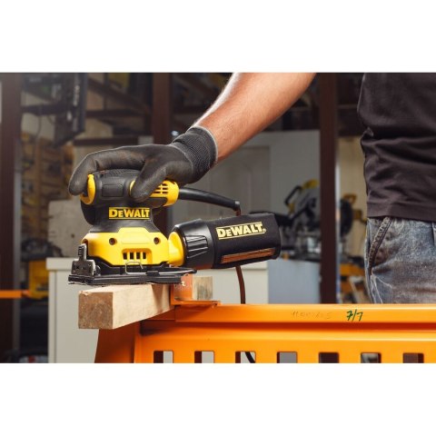 SZLIFIERKA OSCYLACYJNA 1/4" 230W DEWALT DWE6411-QS