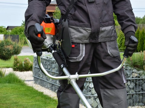 Podkaszarka spalinowa JG z dodatkowym wyposażeniem (1/2cz.)