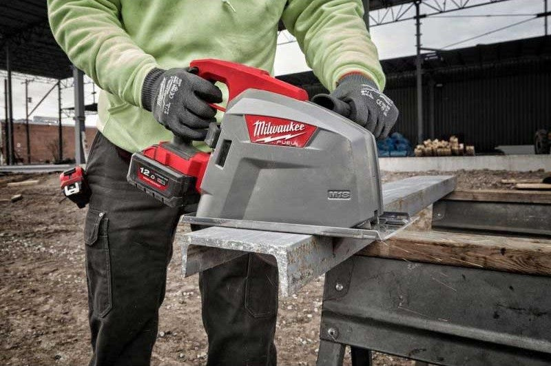 Milwaukee M18 FMCS66-121C Pilarka tarczowa do cięcia metalu 66 mm Milwaukee M18 FMCS66-121C Pilarka tarczowa do cięcia metalu 66 mm