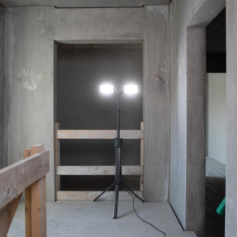Akumulatorowa lampa budowlana 8000 lm ze zintegrowanym statywem Scangrip TOWER 8 CONNECT 03.6107C