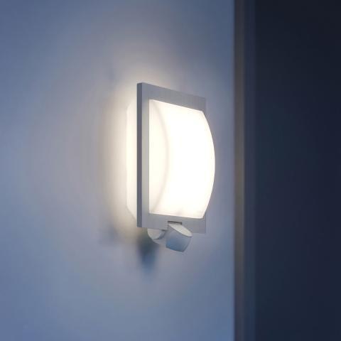 Lampa elewacyjna z czujnikiem ruchu i zmierzchu Steinel L 20 S PIR max.60W E27 IP44 IK03 230V srebrny / stal nierdzewna