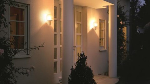Lampa elewacyjna z czujnikiem ruchu i zmierzchu Steinel L 400 S PIR max.60W E27 IP44 IK03 230V czarna / szkło /tworzywo sztuczne