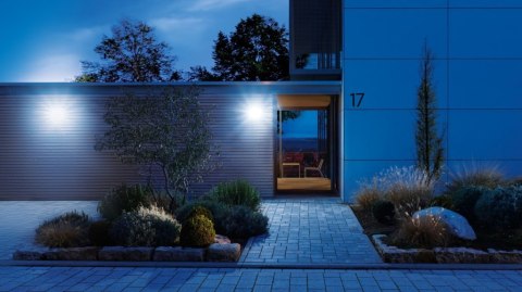 Naświetlacz z czujnikiem Steinel XLED home 2 SC LED PIR Bluetooth Connect 13,8W 3000K 1550lm IP44 IK03 230V biały / tworzywo szt