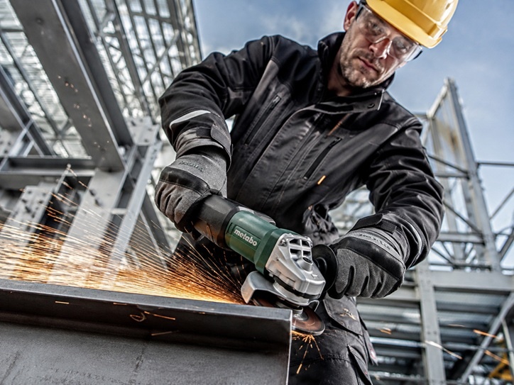 Szlifierka kątowa Metabo WEV 850-125 podczas obróbki metalowego profilu