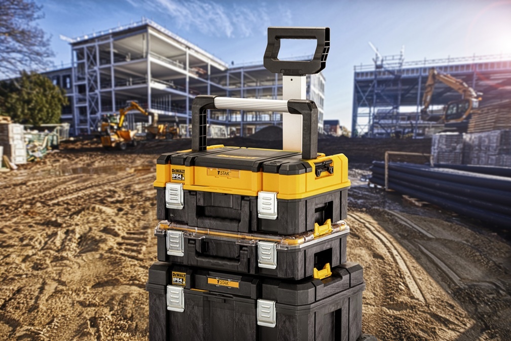 Skrzynia DEWALT TSTAK połączona z innymi modułami systemu